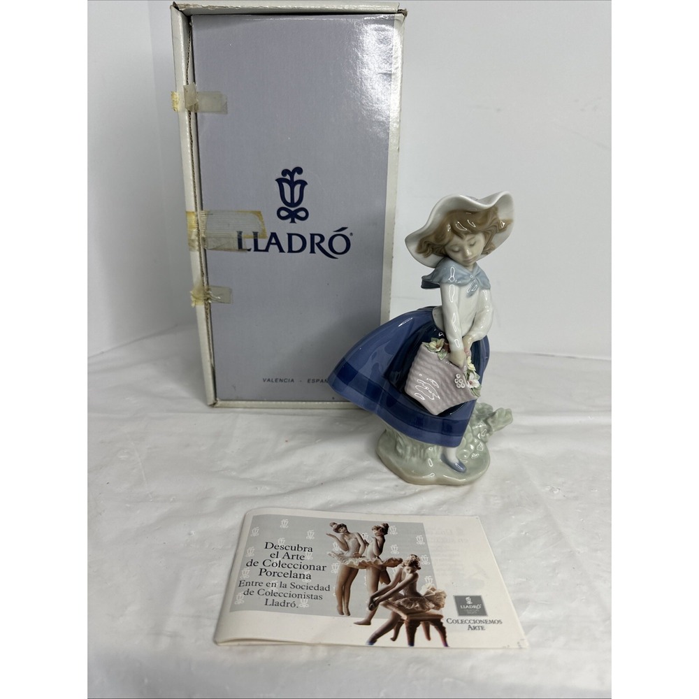 Vintage 1984 Lladro Pretty Pickings Girl w Flowers 5222 with Original Box